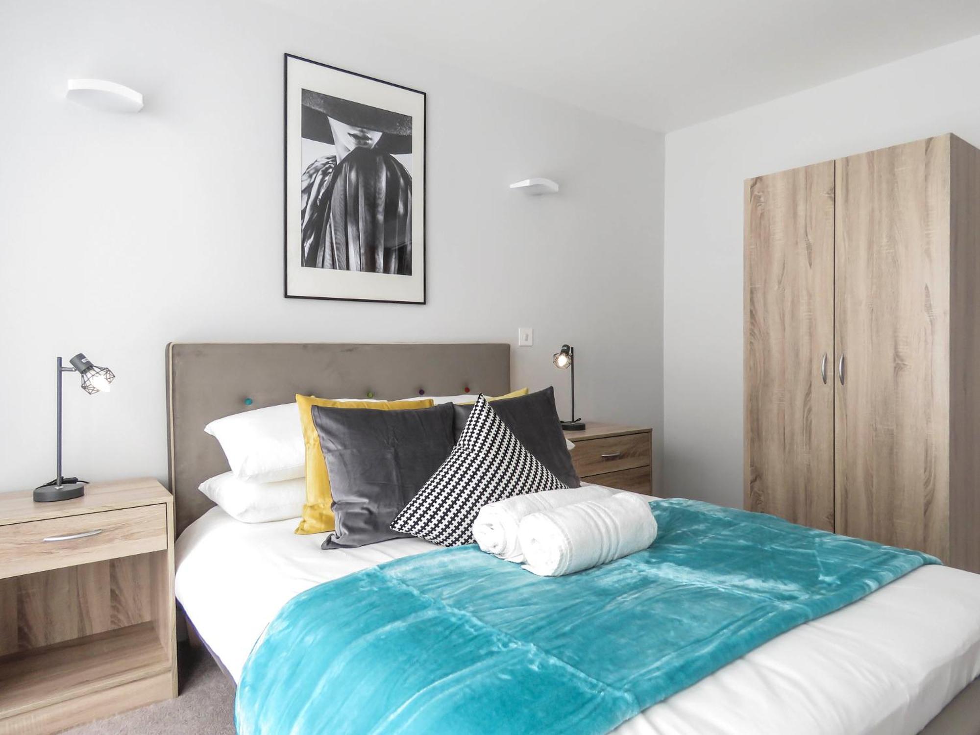 Tudors Esuites Jq Two Bedrooms Birmingham